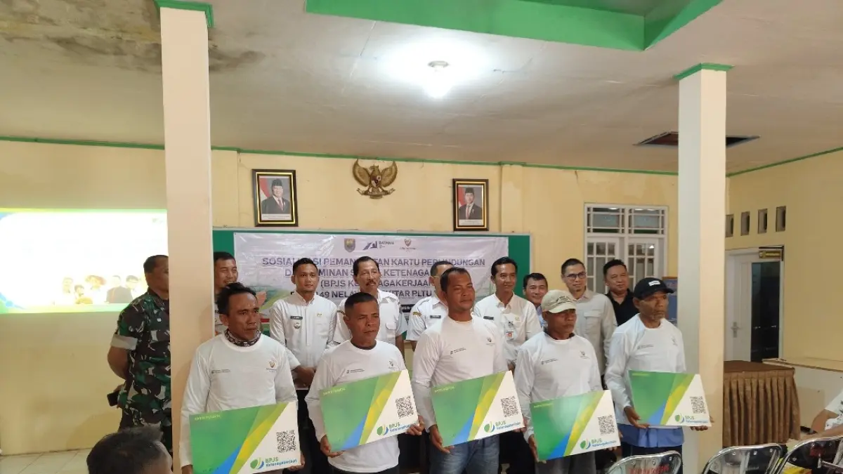 JAMINAN KESELAMATAN: Penyerahan asuransi jaminan keselamatan kerja untuk para nelayan.