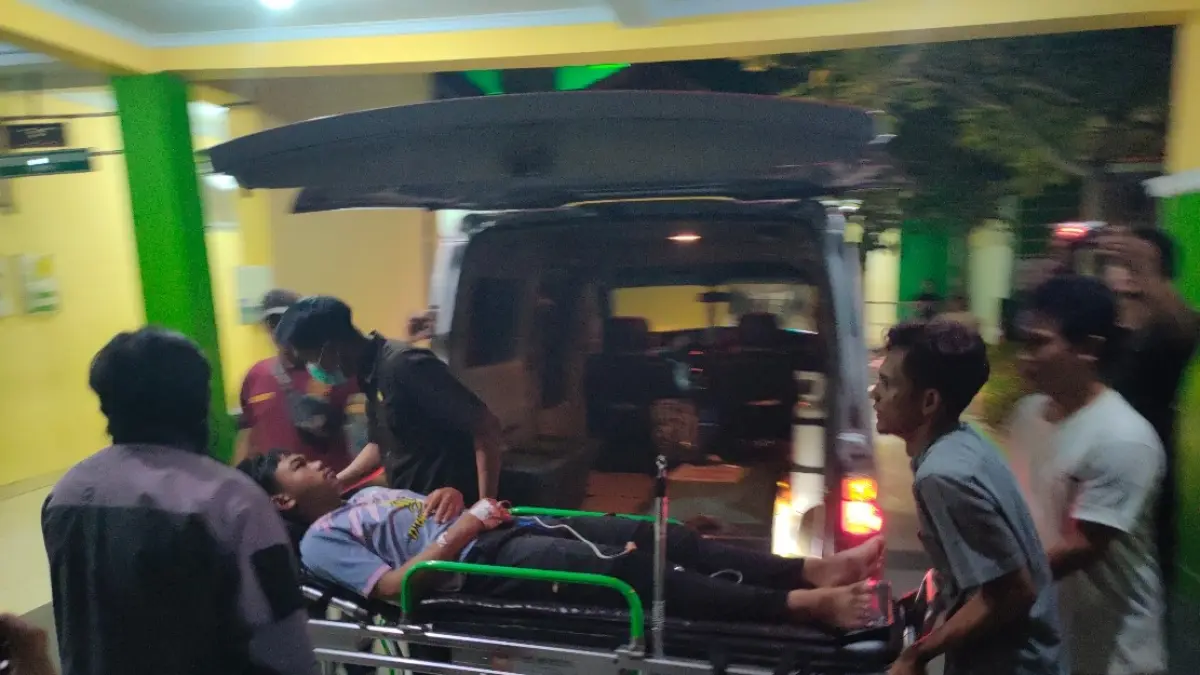 KERACUNAN: Korban keracunan saat dilarikan ke RSUD Batang.