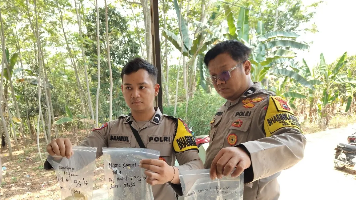 KERACUNAN: Petugas saat menunjukkan sampel makanan yang dimakan para korban keracunan.