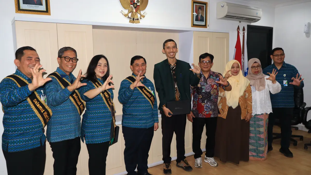 PENGHARGAAN : Tim kampus UIN Gusdur dapat penghargaan dari BPJS Ketenagakerjaan, usai KKN Angkatan 65 sukses edukasi warga.(Lutfi Hanafi/Jawa Pos Metro Pekalongan)