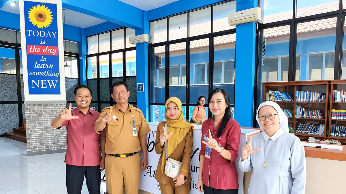 PERSIAPAN : Tim Dinarpus Kota Pekalongan saat kunjungan ke Perpustakaan SMP PIUS dalam rangka persiapan akreditasi.(IST)