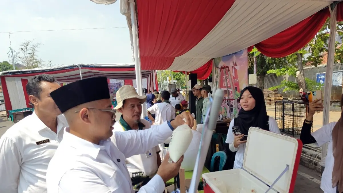 SUSU: Bupati Batang M Faiz Kurniawan saat meninjau produk susu di pasar murah bulan bakti peternakan dan kesehatan hewan.