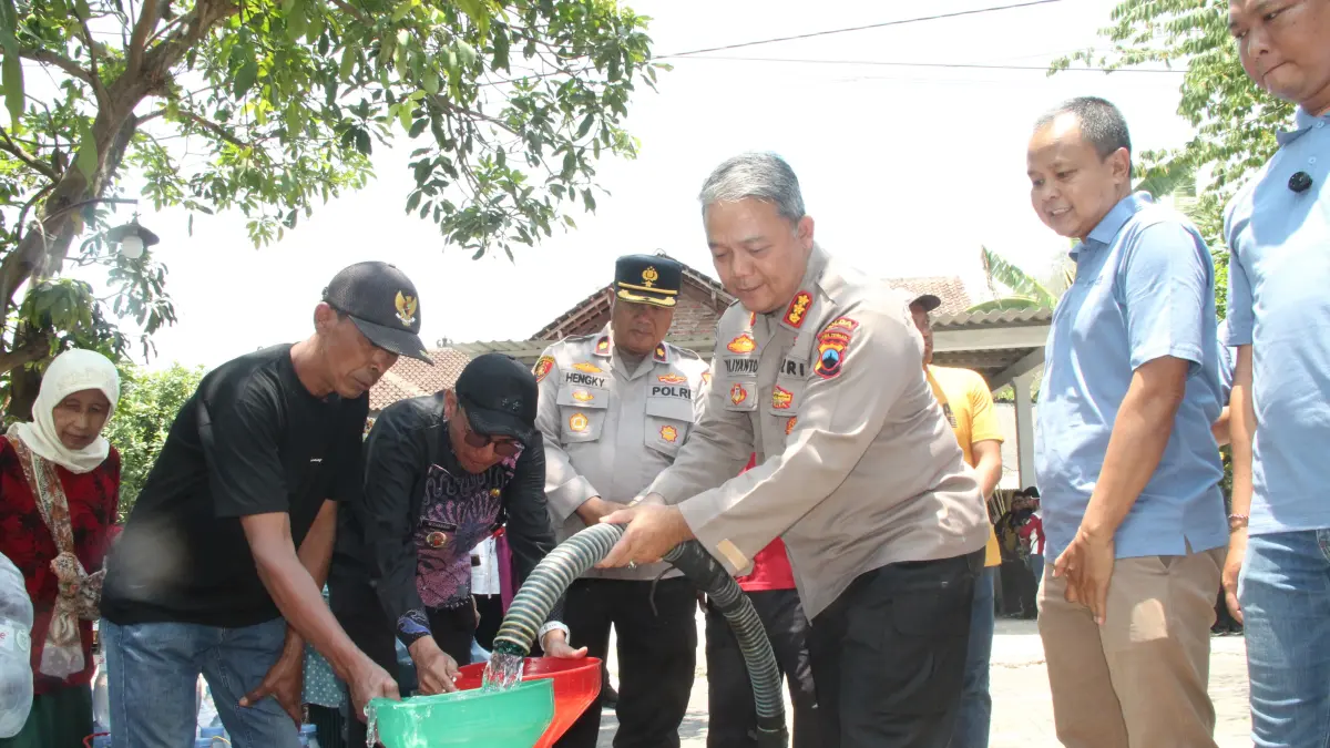35 Wartawan dan Polda Jateng Salurkan 16 Ribu Liter Air Bersih untuk Warga Terdampak Kekeringan di Semarang