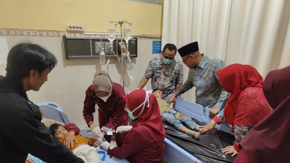 KERACUNAN: Bupati Batang M Faiz Kurniawan saat menjenguk korban keracunan di RSUD Batang.