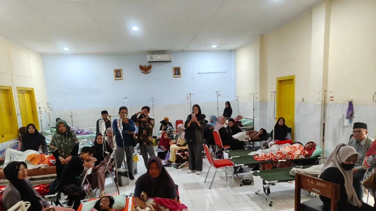 Korban keracunan saat mendapatkan perawatan di RSUD Batang