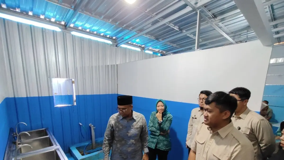 SIDAK: Bupati Batang bersama BGN saat sidak di SPPG Bawang.