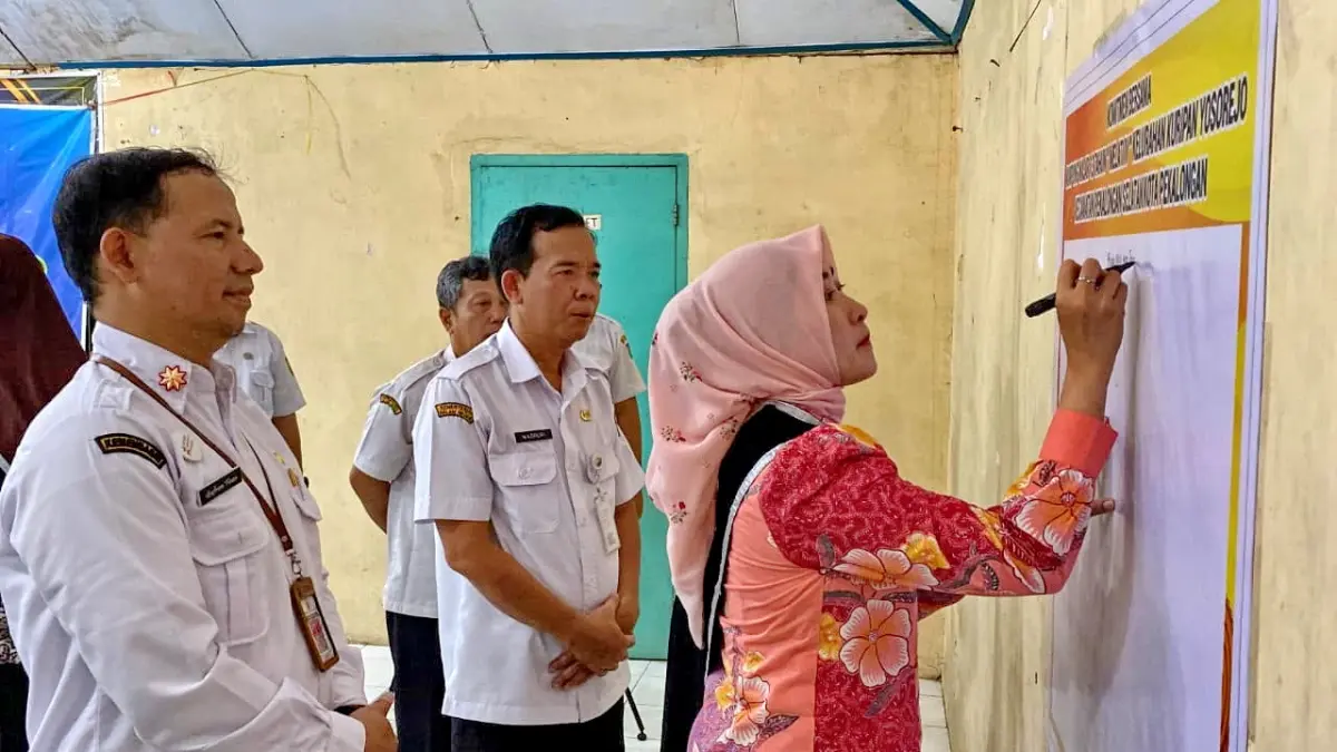 TANDATANGAN : Bunda PAUD Inggit saat tandatangan peluncuran Kampung Wajib Belajar 13 Tahun atau Kampung Wajar 13 di Kelurahan Kuripan Yosorejo, Rabu (23/9/2026).(IST)