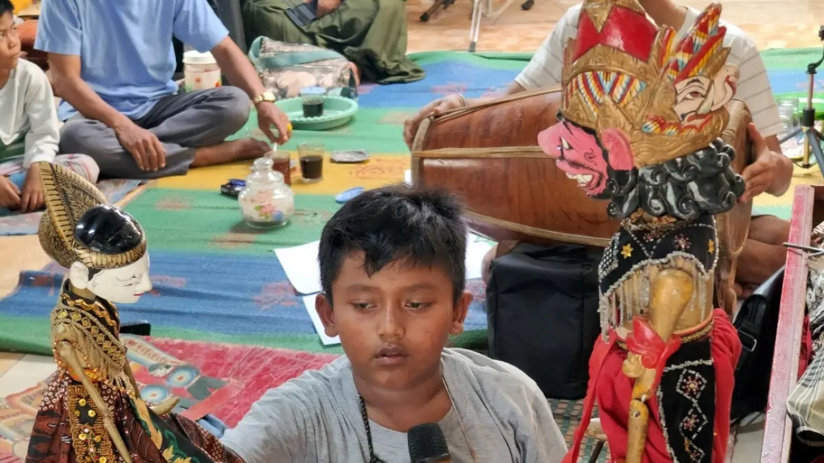 DALANG CILIK: Tangan terampil Anang Purbo Carito saat mengendalikan wayang golek.