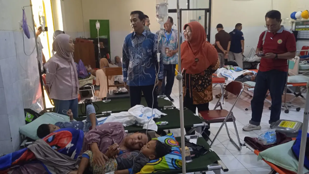 KERACUNAN: Wakil Bupati Batang Suyono saat menjenguk para korban keracunan di RSUD Batang.