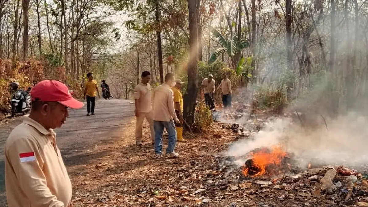 BERSIH-BERSIH : Belasan anggota PPIR Batang sat bersih-bersih sampah di jalan alas jati Desa Kuripan Subah Batang pada Minggu (27/9/2026).(Lutfi Hanai/Jawa Pos Metro Pekalongan)