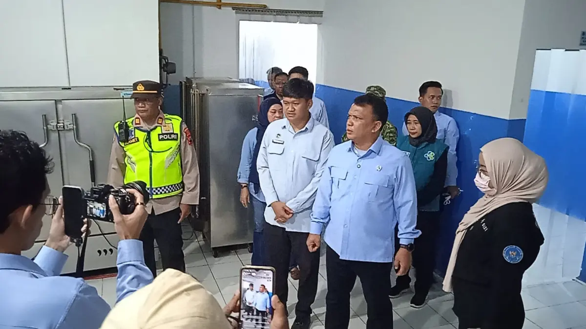 KERACUNAN: Wakil Kepala BGN, Mayor Jenderal TNI (Purn.) Trenggono, saat sidak dapur SPPG Bawang.