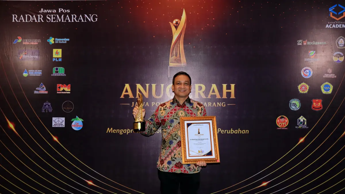 PENGHARGAAN : Walikota Aaf berfoto usai menerima Anugerah Jawa Pos Radar Semarang 2026 di Patra Semarang Hotel & Convention, Jumat malam (25/9/2026).(Lutfi Hanafi/Jawa Pos Metro Pekalongan)