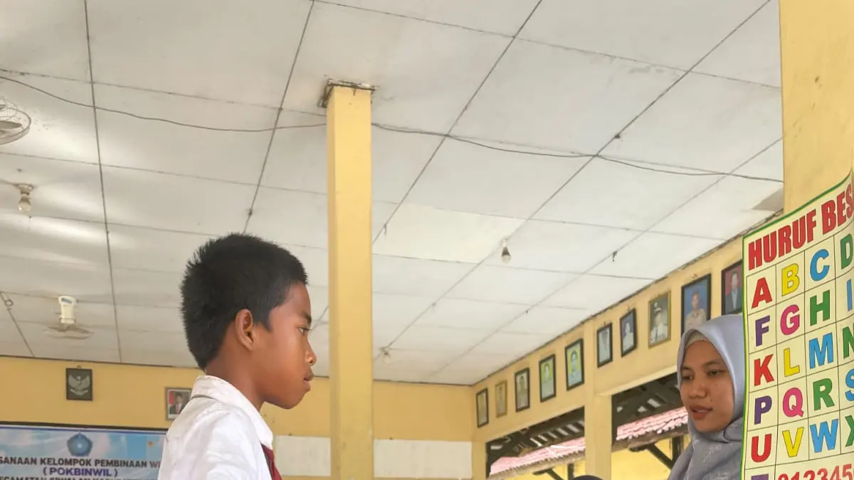 TERAPI: Dinsos Kabupaten Pekalongan saat melayani terapi ABK dalam Mobile Therapy di Kecamatan Siwalan.