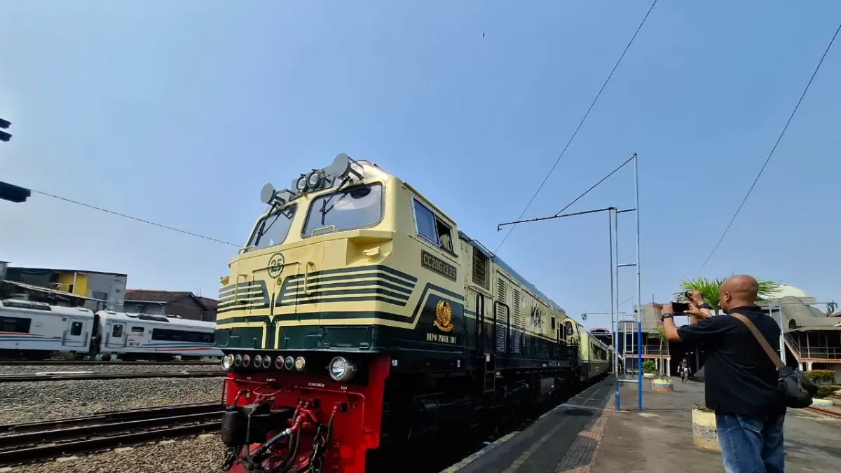 KA Argo Merbabu yang kini dengan tampilan vintage livery yang terinspirasi dari kereta seri ABL-9000. (ist)