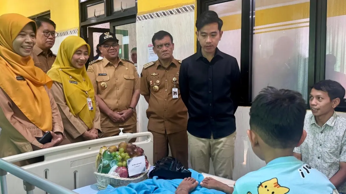 KERACUNAN: Wakil Presiden (Wapres) Gibran Rakabuming Raka saat menjenguk korban keracunan.
