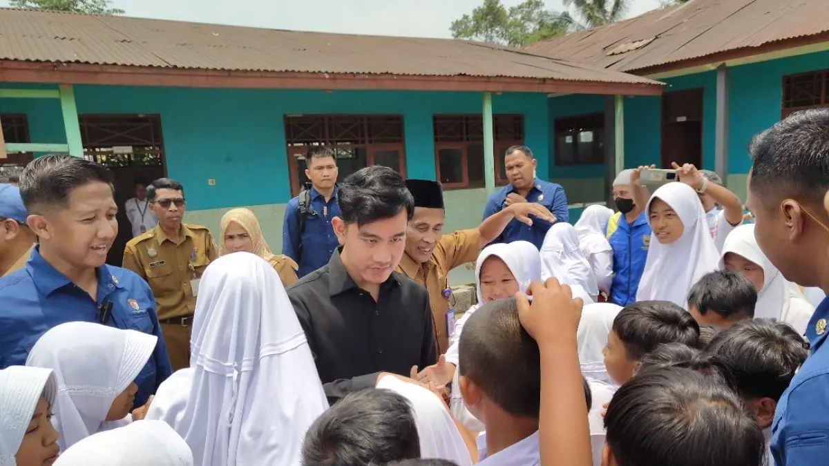 TINJAUAN: Wapres, Gibran Rakabuming Raka saat berinteraksi dengan siswa SDN Pasusukan.