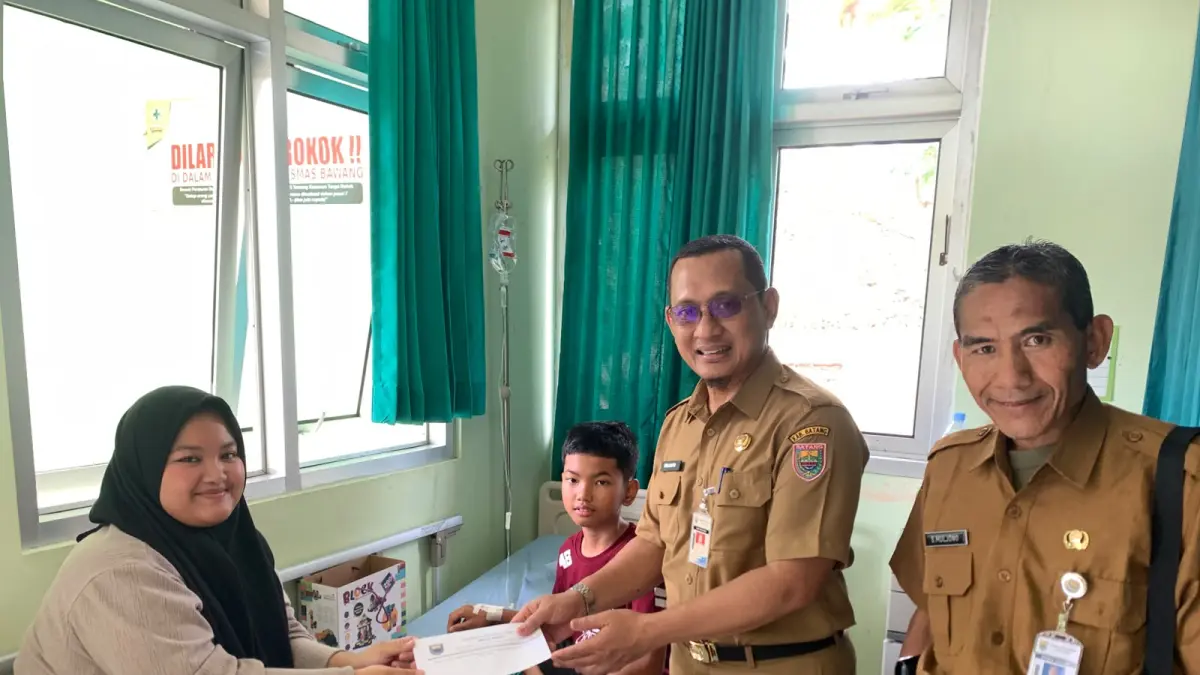 BANTUAN: Dinsos Batang saat memberikan bantuan pada keluarga korban keracunan MBG di Batang.
