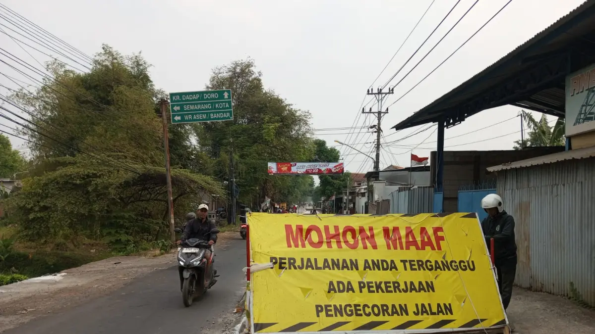 DIPERBAIKI: Proyek perbaikan jalan Watusalam-Karangdadap kini ditutup lebih rapat usai diterobos pengendara saat cor masih basah. (Istimewa)