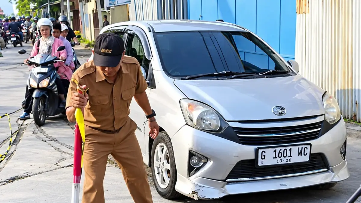 TEROBOS : Oknum ASN di Pekalongan yang terobos jalan cor masih basah, yang bikin geger media sosial pada Senin (28/9/2026) kemarin.(tangkapan layar)