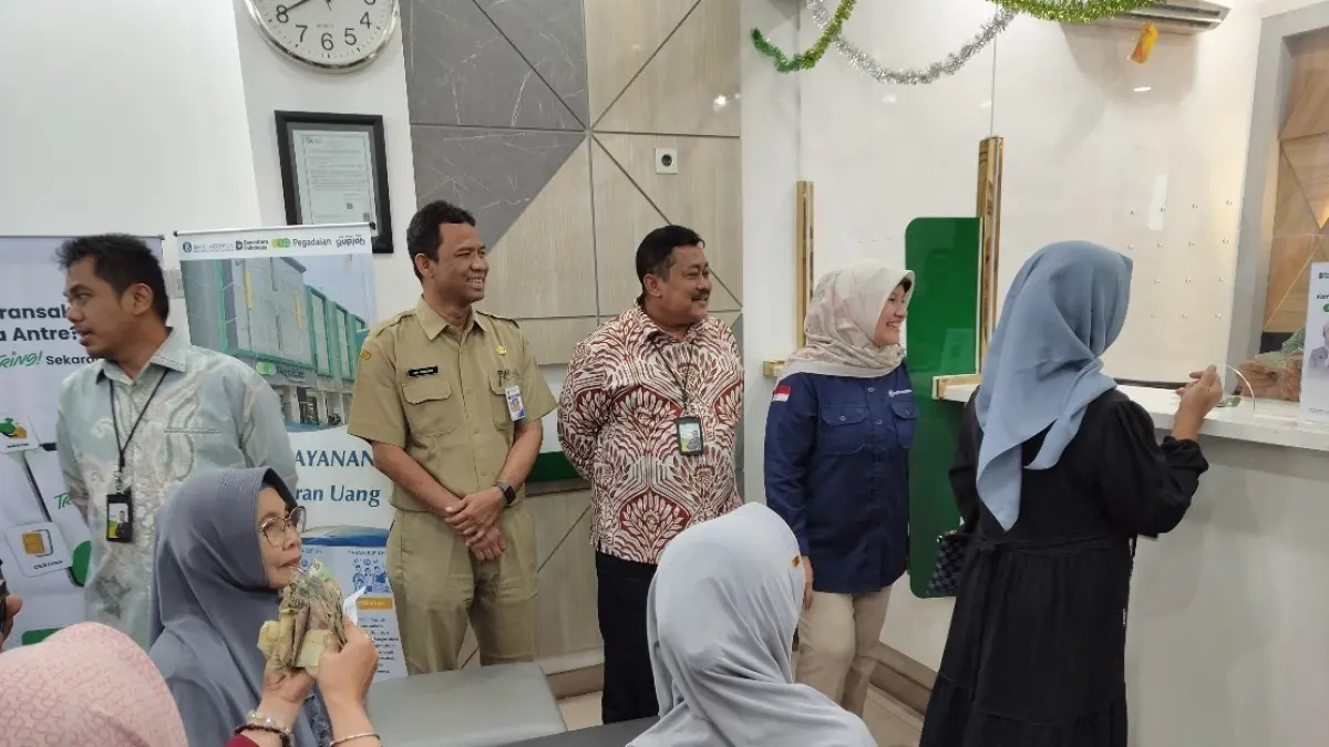 UANG RUSAK: Petugas saat melayani penukaran uang rusak di kantor Pegadaian Limpung.