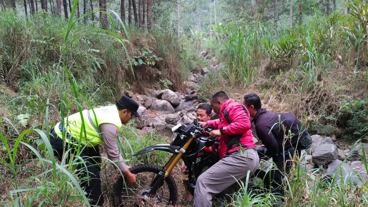TERSELAMATKAN: Petugas kepolisian bersama warga mengevakuasi sepeda motor milik Affif yang terjepit batu sungai usai tersesat di hutan Desa Kayupuring, Petungkriyono, Kabupaten Pekalongan, Selasa (29/9/2026). (Dok. Polres Pekalongan)