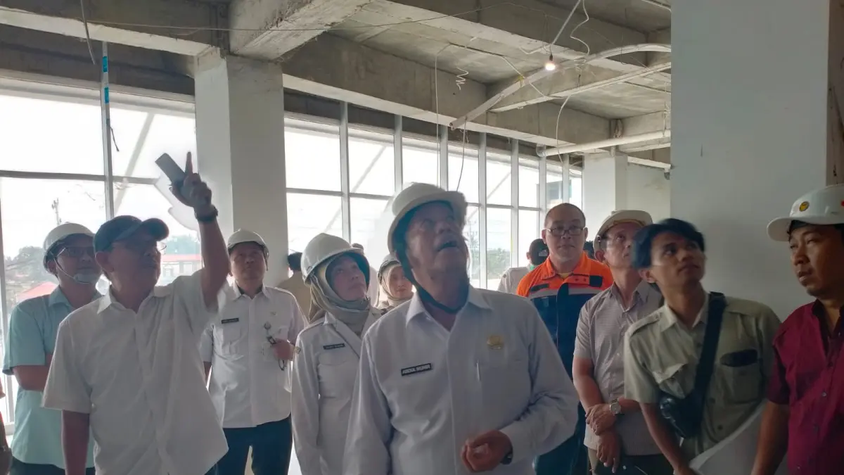 CEK PROGRES: Ketua DPRD Kabupaten Pekalongan Abdul Munir bersama Komisi C saat meninjau progres pembangunan RSUD Kraton baru, di Kampil, Wiradesa, Rabu (30/9/2026).