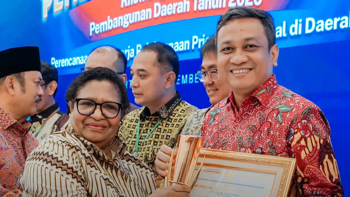 TERIMA PENGHARGAAN : &nbsp;Walikota Pekalongan HA. Afzan Arslan Djunaid saat menerima penghargaan di Kantor Kementerian PPN/Bappenas, Jakarta, Rabu (30/9/2026).(IST)