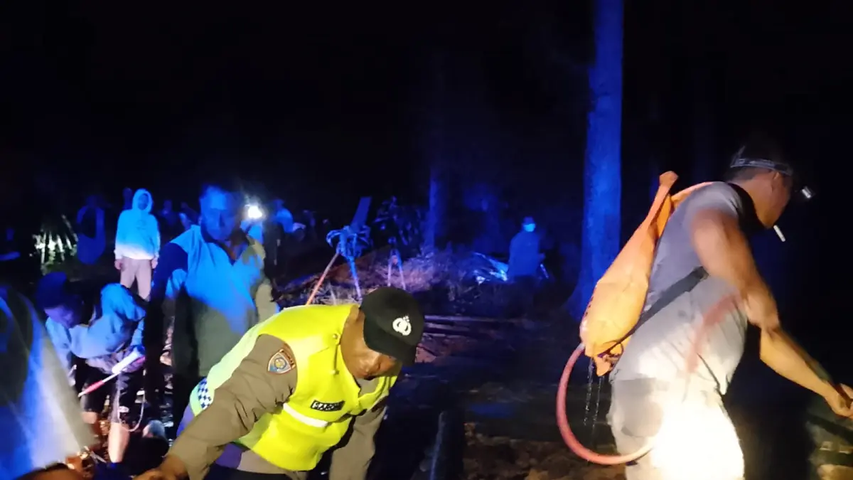 WARKOP TERBAKAR: Polisi dan warga bahu-membahu memadamkan api yang membakar sebuah warkop di Desa Mesoyi, Kecamatan Talun, Kabupaten Pekalongan.