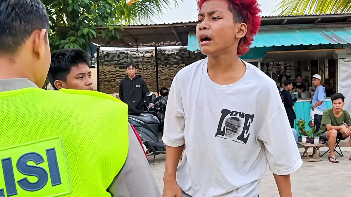 NANGIS : Ekspresi kekecewan salah satu pentolan balap liar di Exit Tol Setono, yang motornya disita Polres Pekalongan Kota, Jumat petang (2/10/2026).(ist)