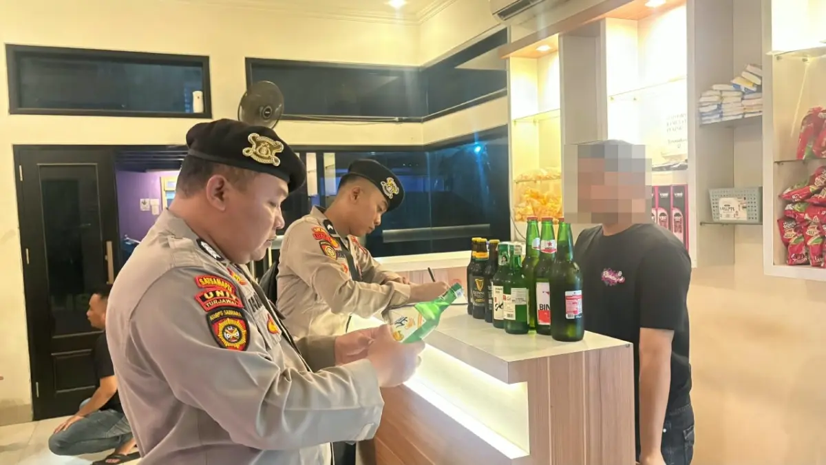 RAZIA: Anggota Sat Samapta Polres Pekalongan saat menyita miras tanpa izin dari tempat hiburan malam di wilayah Kecamatan Kajen, Jumat (2/10/2026) dini hari. (Dok. Polres Pekalongan).