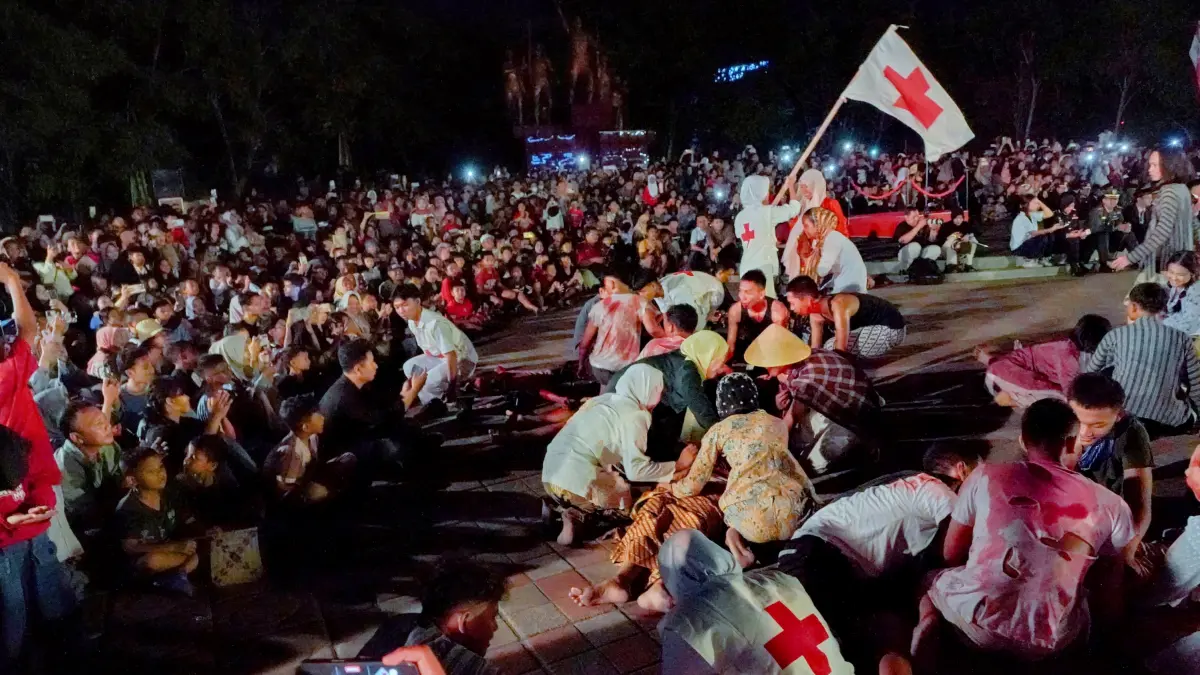 TEATERIKAL : Salah satu momen pertunjukkan peringatan Pertempuran 3 Oktober di Monumen Juang Kota Pekalongan, Sabtu (3/10/2026) malam.(IST)