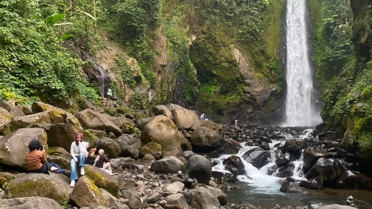 WISATA: Salah satu destinasi wisata Curug Genting yang ada di Kecamatan Blado.