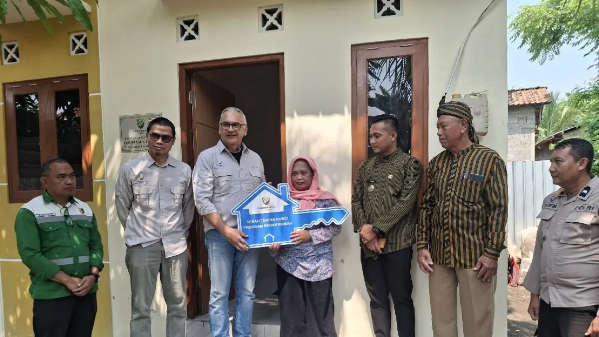 Pemberian bantuan bedah rumah untuk warga di Kecamatan Subah.