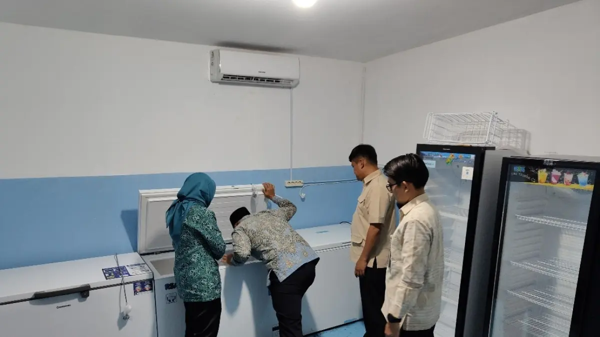 SIDAK: Bupati Batang bersama BGN saat sidak di SPPG Bawang
