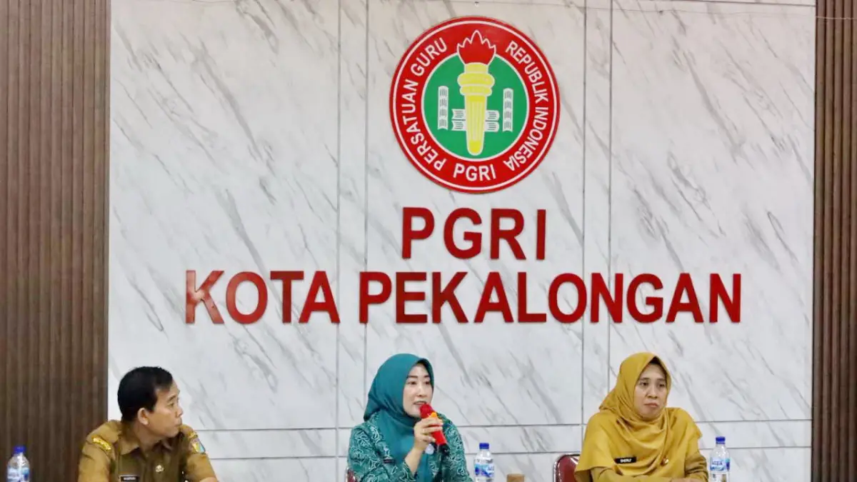 DISKUSI : Bunda PAUD Kota Pekalongan Inggit Soraya saat diskusi dalam FGD penyusunan panduan Program Jaring AUD, di Gedung PGRI, Selasa (13/10/2026).(IST)