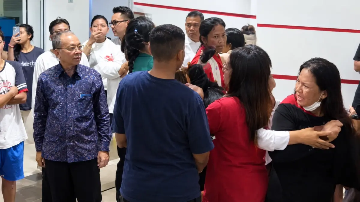 DEBAT : Gubernur Bali Wayan Koster saat berdebat dengan petugas SPBU Nomor 54.801.48, Denpasar, pada Kamis dini hari, (15/10/2026).(IST)