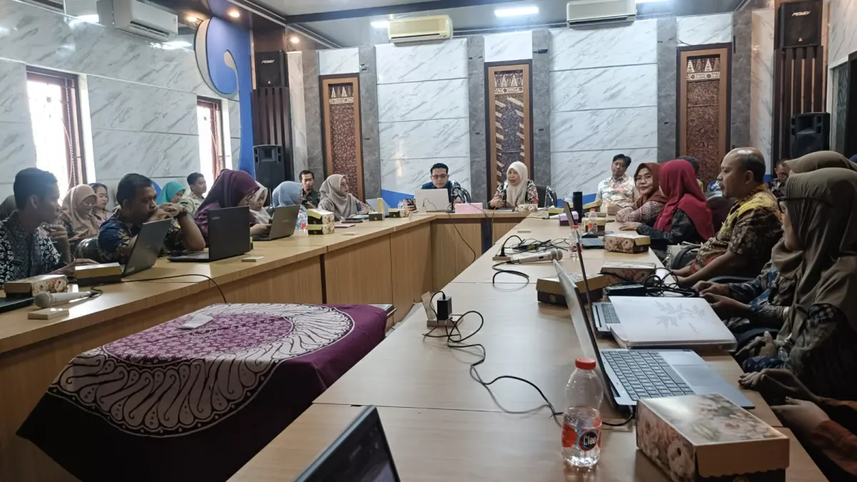 EVALUASI: Diskominfo Batang bersama para admin data dari seluruh OPD maupun Kecamatan saat mengevaluasi hasil dari pendampingan dalam penyusunan data, di aula Bepperida Batang.
