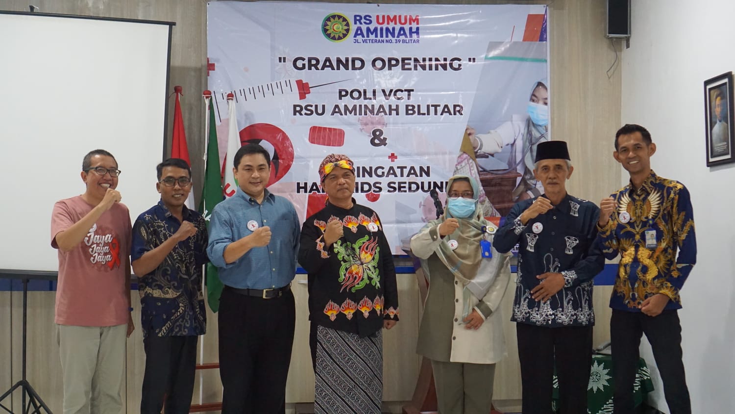 DETEKSI DINI: Direksi RSU Aminah, perwakilan PD Muhammadiyah Kota Blitar beserta Dinkes Kota Blitar usai lauching layanan baru Poli Namira, Jumat (1/12/2023).