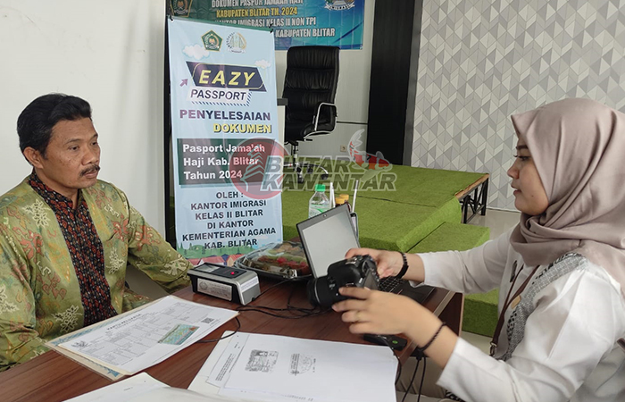RAPI: Warga sedang melakukan perekaman paspor untuk kepentingan berangkat ibadah haji pada 2024.