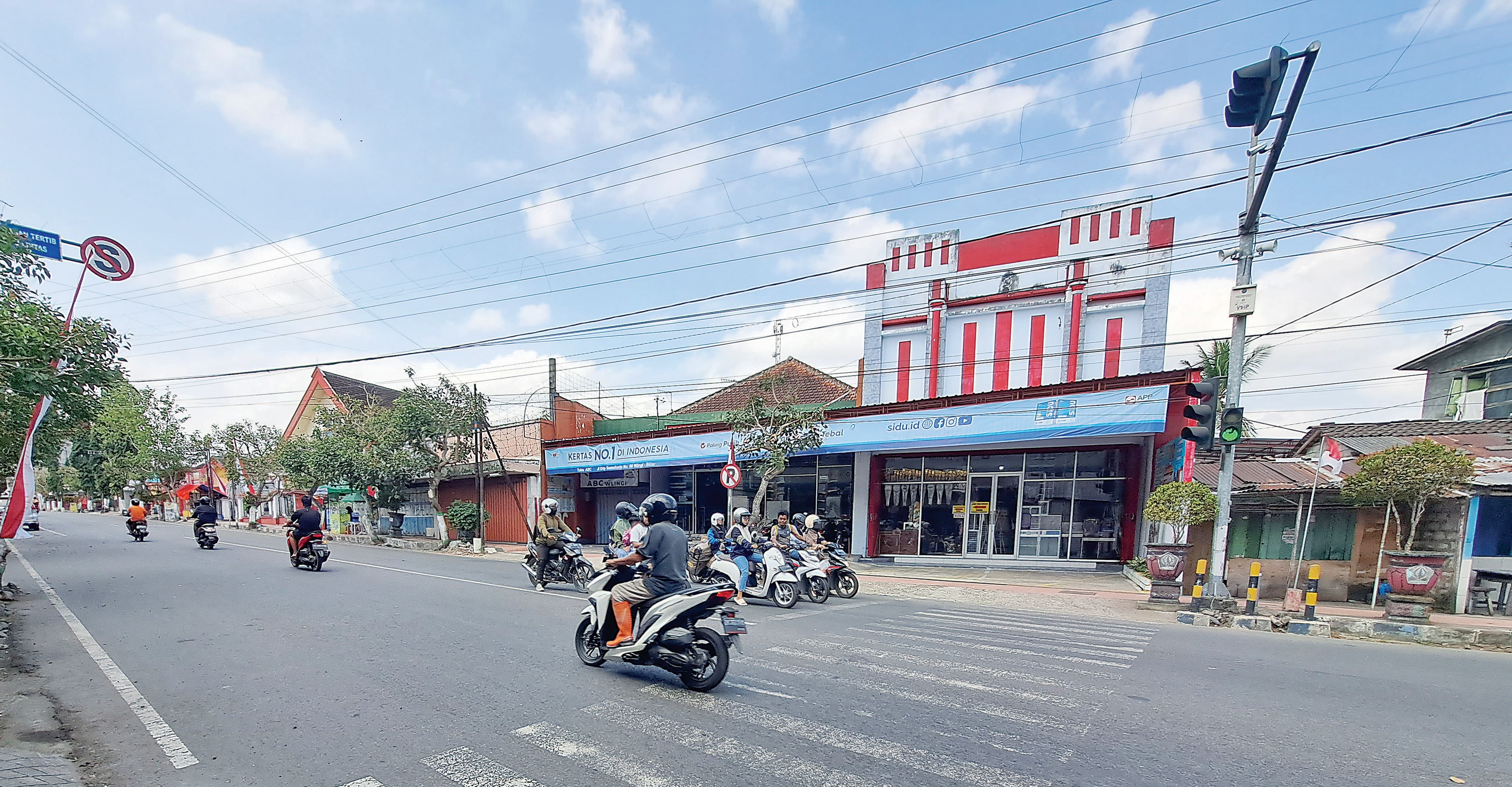 HARUS TERTIB: Sejumlah pengguna jalan melintas di salah satu ruas jalan di wilayah Kecamatan Wlingi.