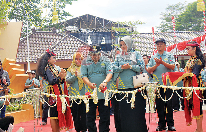 UNTUK EDUKASI: Wali Kota Santoso didampingi istri, Fety Wulandari memotong pita rangkaian melati tanda dibukanya Taman Kehati.