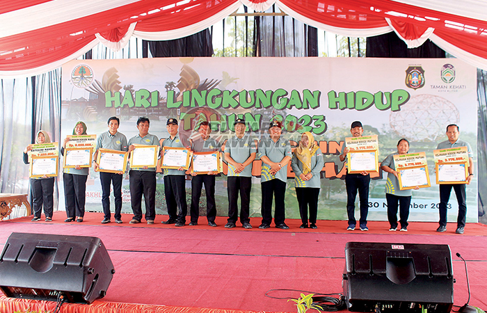 BANGGA: Para pemenang lomba kelurahan berseri usai menerima piagam penghargaan, Kamis (30/11).