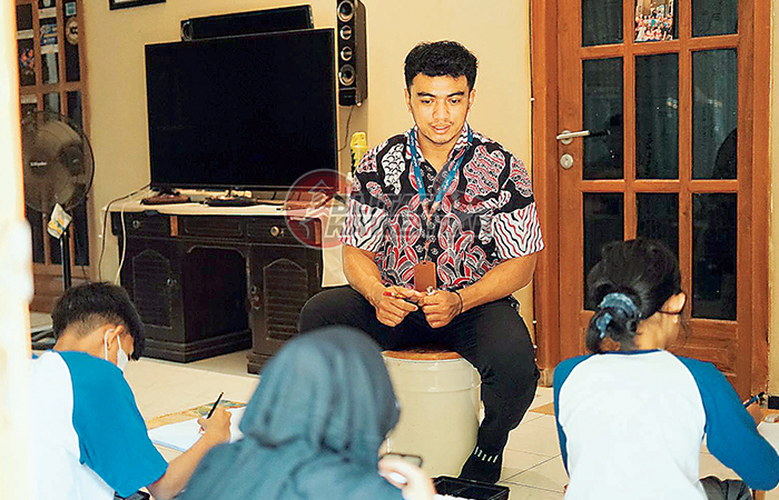 INSPIRATIF: Wahyu Putra Utama saat mengajar seni rupa di depan muridnya beberapa waktu lalu.