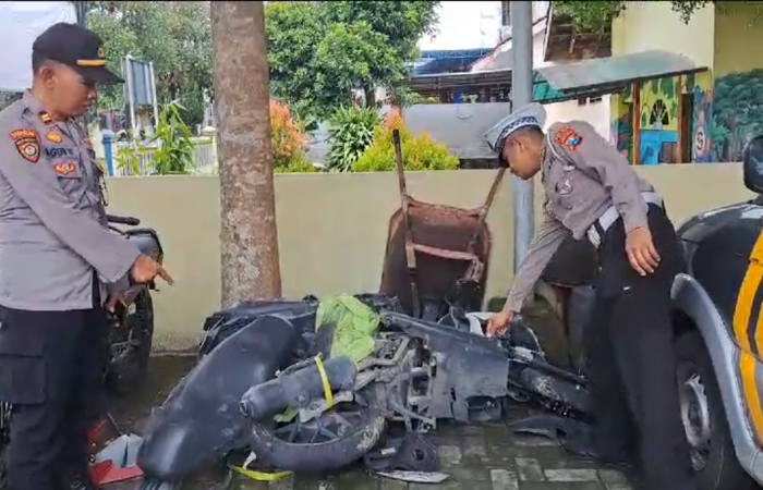 RINGSEK: Kondisi kendaraan yang terlibat kecelakaan dengan KA Penataran di Blitar.