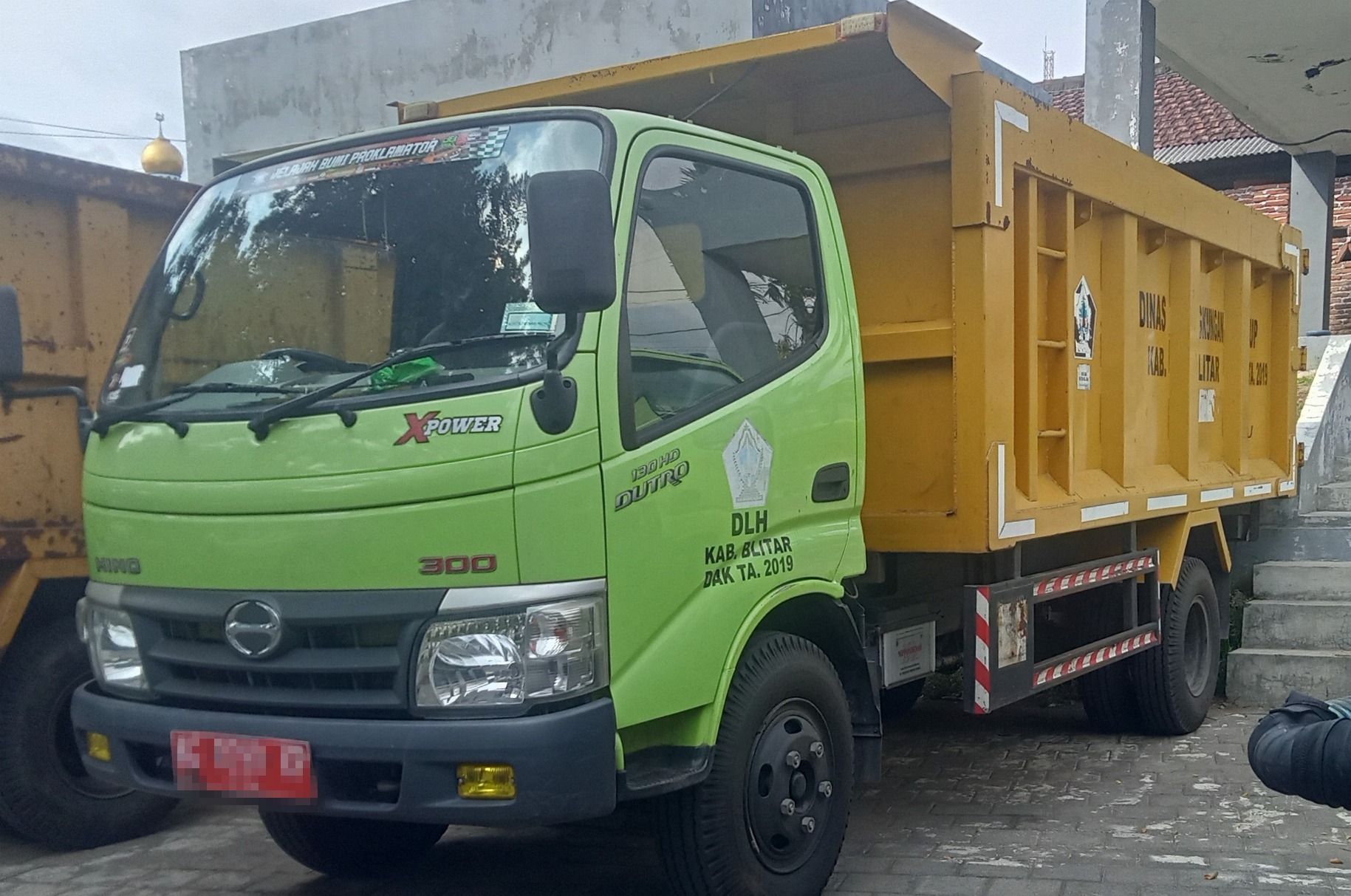 MENUNGGU DIGUNAKAN: Kendaraan pengangkut sampah dinas lingkungan hidup terparkir di RTH&nbsp;Kanigoro kemarin (4/12).