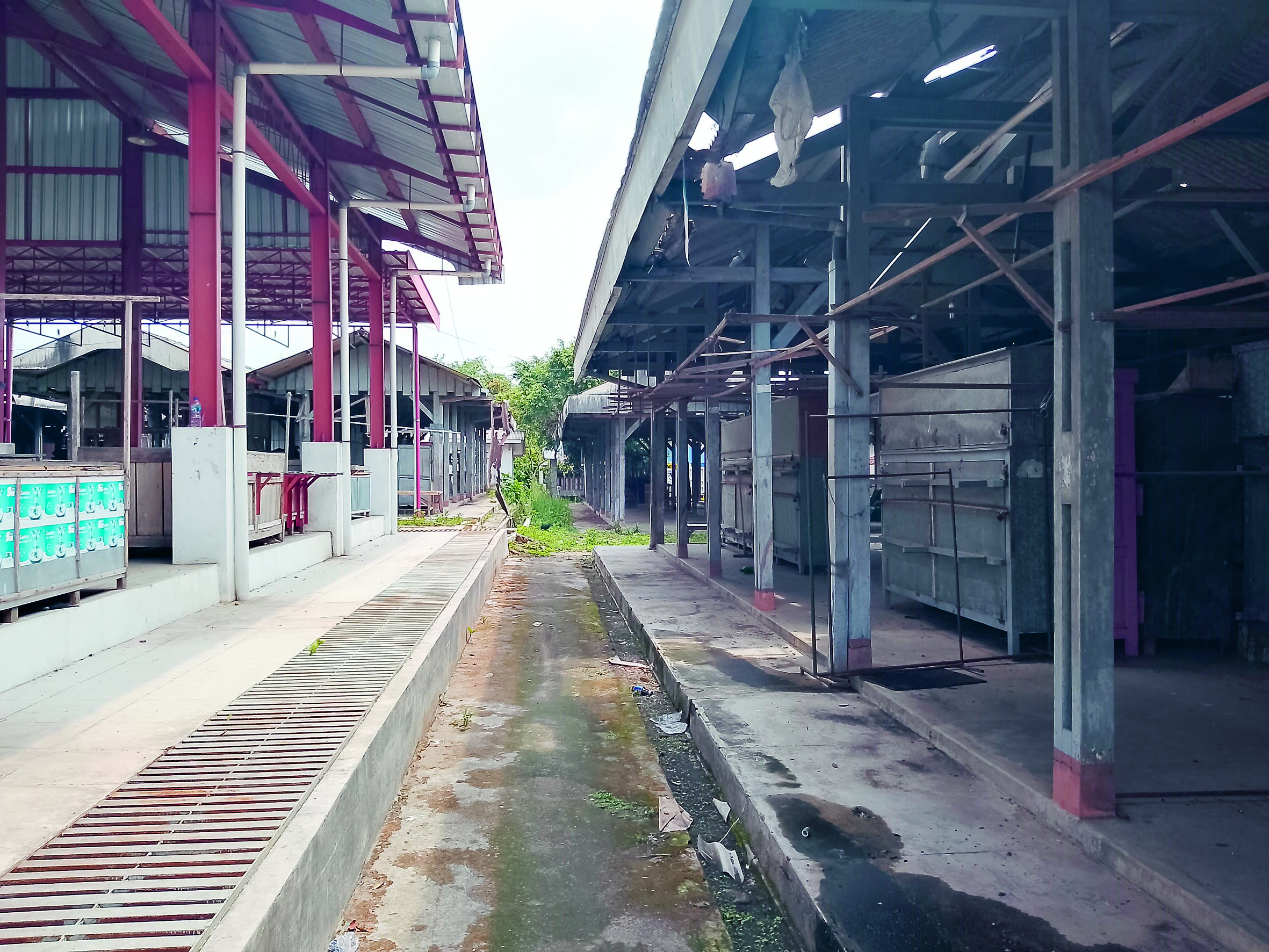 SEPI: Pasar Ngelok terlihat sepi, bahkan banyak ruko yang sudah tertutup.