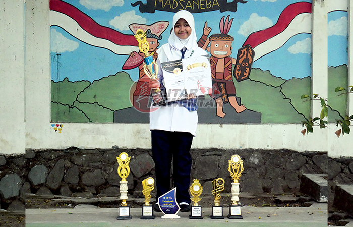 BERPRESTASI: Dewi Condrowulan menunjukkan beberapa koleksi piagam, sertifikat, dan trofi dari event MUA.