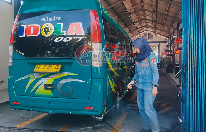 CEK KONDISI: Petugas melakukan rangkaian uji kir pada salah satu kendaraan roda empat.