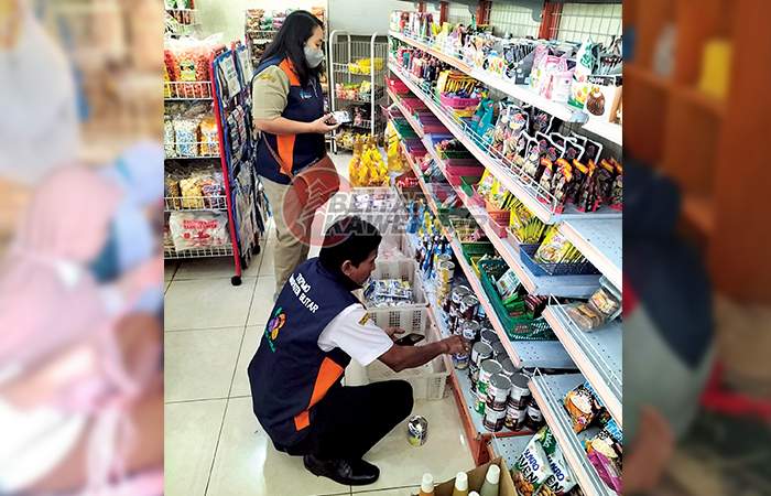 TELITI: Dinkes sedang melakukan sidak di berbagai toko di kawasan Bumi Penataran.