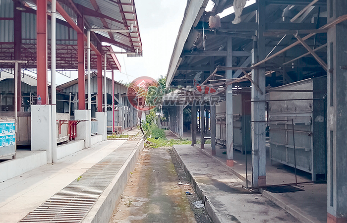 LENGANG: Sejumlah los di Pasar Nglegok tidak dimanfaatkan. Diduga hal ini karena minat masyarakat ke pasar tradisional minim.